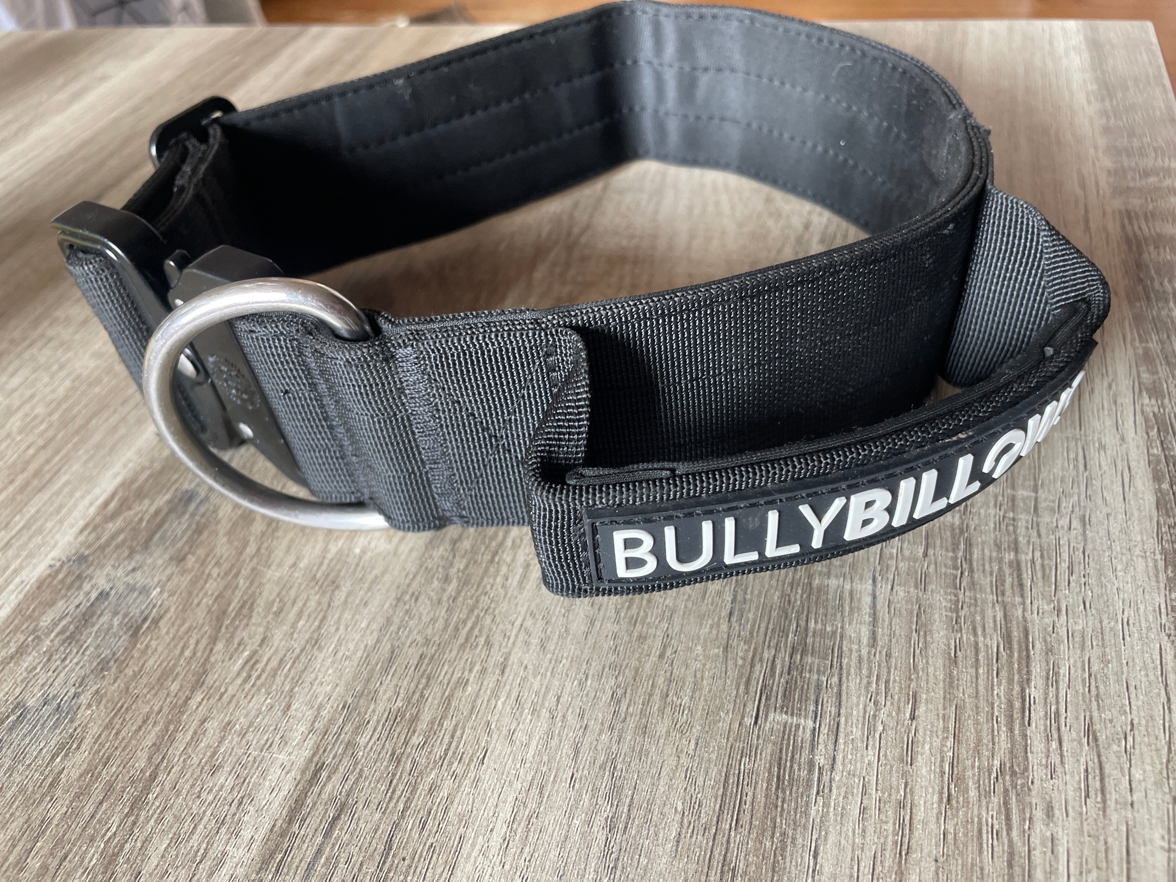 Collier bully billows